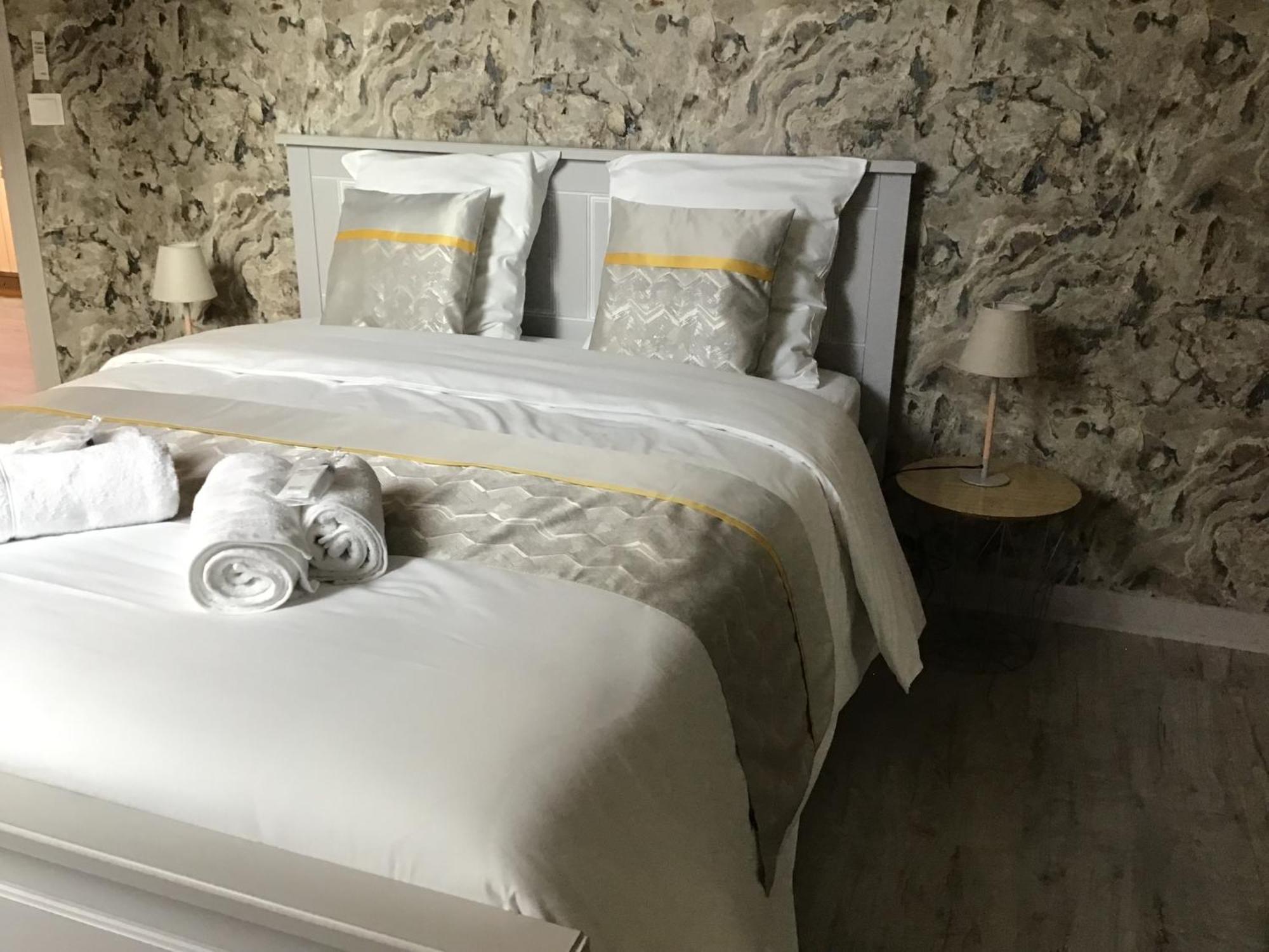 Des Roux Et Des Pious Suite De 35 A 60 M2 Et 3 Chambres Pour Groupe De 2 A 6 Personnes Civray-de-Touraine Luaran gambar